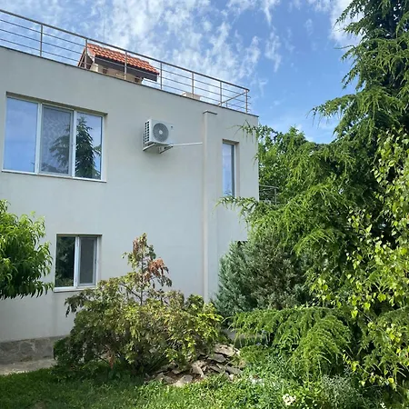 Dom wakacyjny Luxury Seaside With Jacuzzi & Garden -