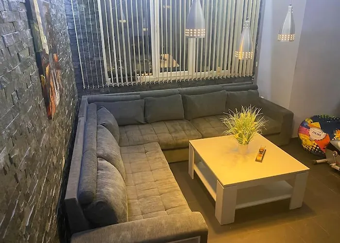 Dom wakacyjny Luxury Seaside With Jacuzzi & Garden -