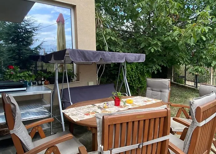 Dom wakacyjny Luxury Seaside With Jacuzzi & Garden - Warna