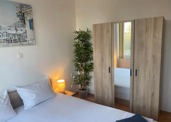 Dom wakacyjny Luxury Seaside With Jacuzzi & Garden -