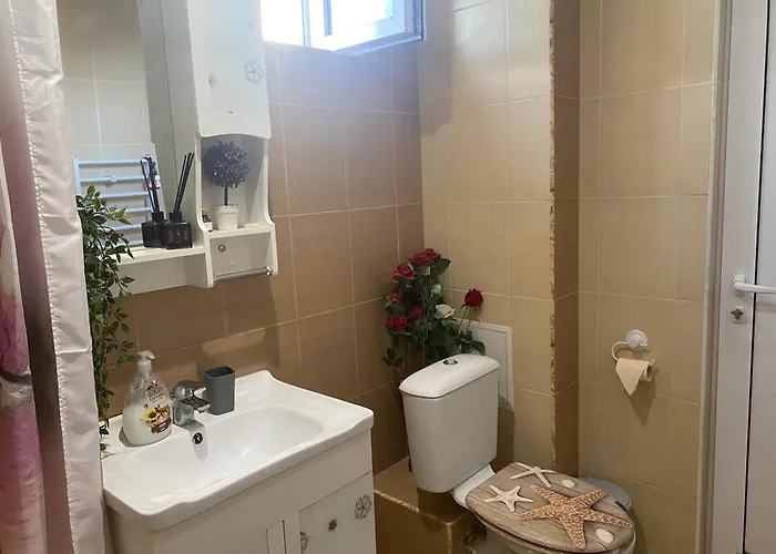 Dom wakacyjny Luxury Seaside With Jacuzzi & Garden -