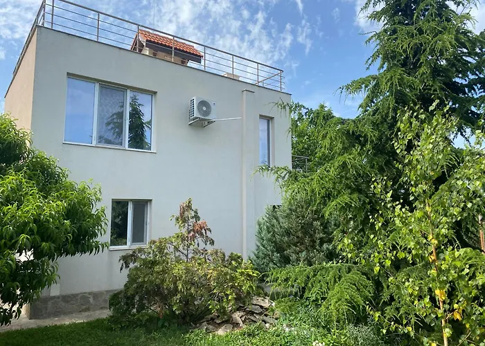 Dom wakacyjny Luxury Seaside With Jacuzzi & Garden -